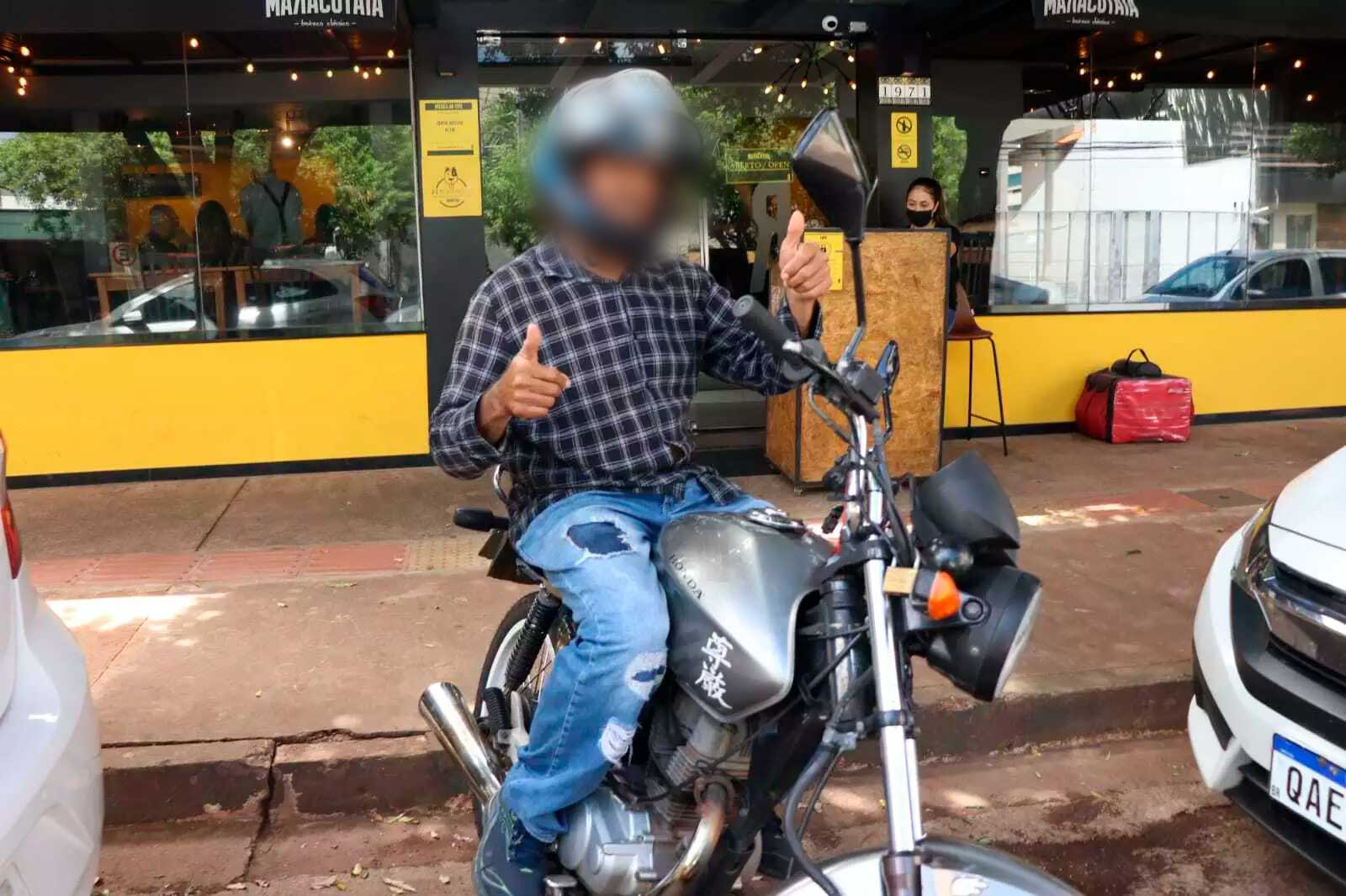 Jovem viraliza na internet ao realizar o sonho da moto zero após momento de sorte em plataforma online