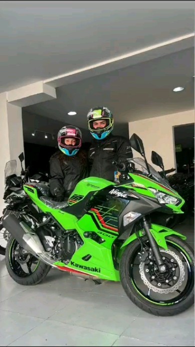 Jovem viraliza na internet ao realizar o sonho da moto zero após momento de sorte em plataforma online